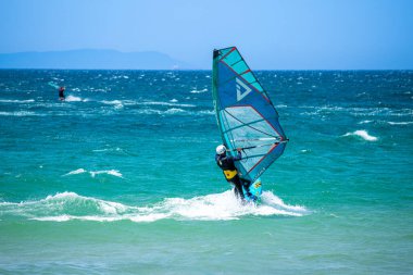TARIFA, İspanya - 17 Haziran 2023: Valdevaqueros plajında uçurtma uçurma, Gibraltar Boğazı, Tarifa, İspanya 17 Haziran 2023