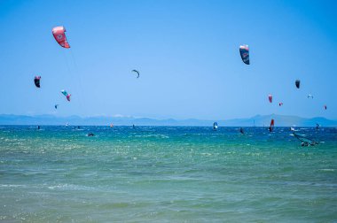 TARIFA, İspanya - 17 Haziran 2023: Valdevaqueros plajında uçurtma uçurma, Gibraltar Boğazı, Tarifa, İspanya 17 Haziran 2023