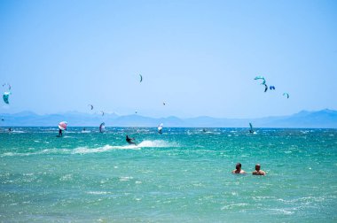 TARIFA, İspanya - 17 Haziran 2023: Valdevaqueros plajında uçurtma uçurma, Gibraltar Boğazı, Tarifa, İspanya 17 Haziran 2023