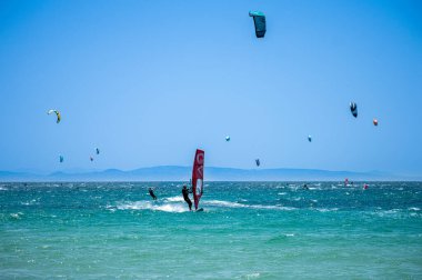 TARIFA, İspanya - 17 Haziran 2023: Valdevaqueros plajında uçurtma uçurma, Gibraltar Boğazı, Tarifa, İspanya 17 Haziran 2023