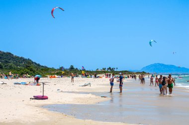 TARIFA, İspanya - 17 Haziran 2023: Valdevaqueros plajında uçurtma uçurma, Gibraltar Boğazı, Tarifa, İspanya 17 Haziran 2023