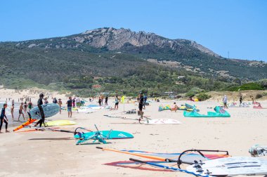 TARIFA, İspanya - 17 Haziran 2023: Valdevaqueros plajında uçurtma uçurma, Gibraltar Boğazı, Tarifa, İspanya 17 Haziran 2023