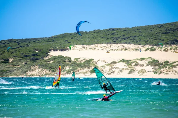 TARIFA, İspanya - 17 Haziran 2023: Valdevaqueros plajında uçurtma uçurma, Gibraltar Boğazı, Tarifa, İspanya 17 Haziran 2023