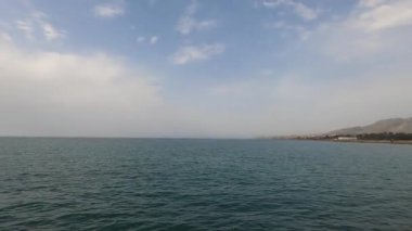 MALAGA, İspanya - 23 Haziran 2023: Akdeniz üzerinde güneş doğarken iniş yapan uçak, Costa del Sol, Malaga, İspanya 23 Temmuz 2023