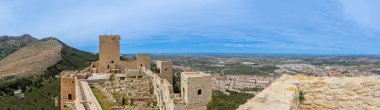 JAEN, İspanya - 6 Nisan 2023: 6 Nisan 2023 'te İspanya' nın Jaen kentinde güneşli bir günde Santa Catalina Ortaçağ kalesinden panoramik şehir manzarası