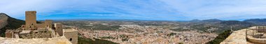 JAEN, İspanya - 6 Nisan 2023: 6 Nisan 2023 'te İspanya' nın Jaen kentinde güneşli bir günde Santa Catalina Ortaçağ kalesinden panoramik şehir manzarası