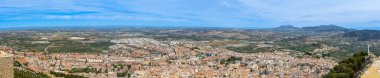 JAEN, İspanya - 6 Nisan 2023: 6 Nisan 2023 'te İspanya' nın Jaen kentinde güneşli bir günde Santa Catalina Ortaçağ kalesinden panoramik şehir manzarası