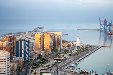 MALAGA, İspanya - 17 Temmuz 2023 'te İspanya' nın Malaga kentinde bulutlu bir yaz gününde Malaga 'nın panoramik hava manzarası