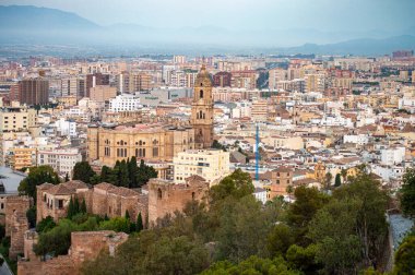 MALAGA, İspanya - 17 Temmuz 2023 'te İspanya' nın Malaga kentinde bulutlu bir yaz gününde Malaga 'nın panoramik hava manzarası