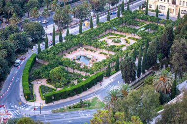 MALAGA, İspanya - 17 Temmuz 2023 'te İspanya' nın Malaga kentinde bulutlu bir yaz gününde Malaga 'nın panoramik hava manzarası