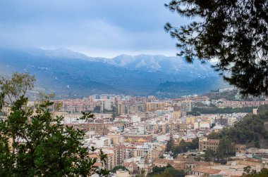 MALAGA, İspanya - 17 Temmuz 2023 'te İspanya' nın Malaga kentinde bulutlu bir yaz gününde Malaga 'nın panoramik hava manzarası