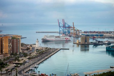 MALAGA, İspanya - 17 Temmuz 2023 'te İspanya' nın Malaga kentinde bulutlu bir yaz gününde Malaga 'nın panoramik hava manzarası
