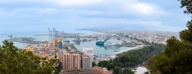MALAGA, İspanya - 17 Temmuz 2023 'te İspanya' nın Malaga kentinde bulutlu bir yaz gününde Malaga 'nın panoramik hava manzarası