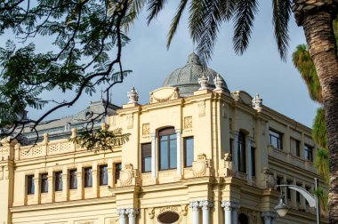 MALAGA, İSPA - 17 Temmuz 2023: Malaga Belediye Sarayı (Ayuntamiento de Malaga) 17 Temmuz 2023 'te Malaga, İspanya' da bir yaz günü