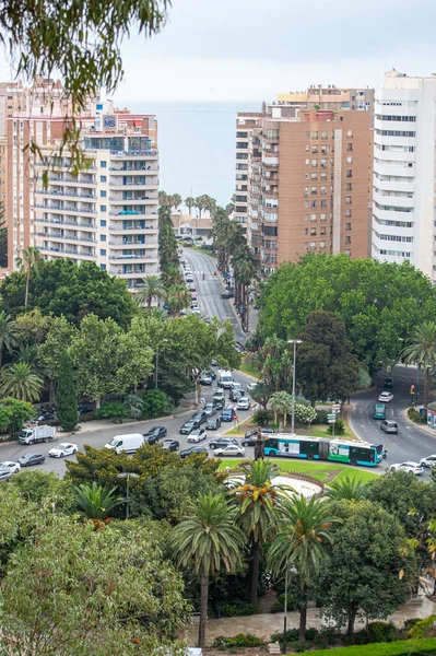 MALAGA, İspanya - 17 Temmuz 2023 'te İspanya' nın Malaga kentinde bulutlu bir yaz gününde Malaga 'nın panoramik hava manzarası