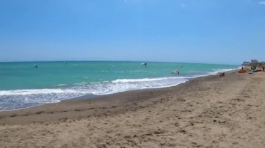 TORREMOLINOS, İspanya - 28 Mayıs 2023: Torremolinos, İspanya sahilindeki sörfçüler 28 Mayıs 2023