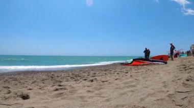 TORREMOLINOS, İspanya - 28 Mayıs 2023: Torremolinos, İspanya sahilindeki sörfçüler 28 Mayıs 2023