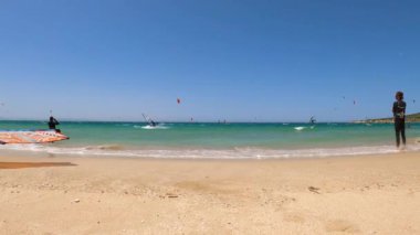 TARIFA, İspanya - 17 Haziran 2023: Valdevaqueros plajında uçurtma uçurma, Gibraltar Boğazı, Tarifa, İspanya 17 Haziran 2023