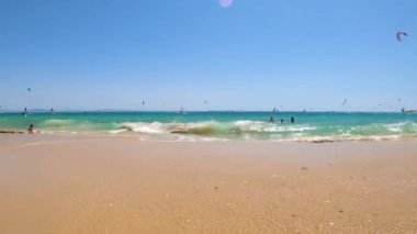 TARIFA, İspanya - 17 Haziran 2023: Valdevaqueros plajında uçurtma uçurma, Gibraltar Boğazı, Tarifa, İspanya 17 Haziran 2023
