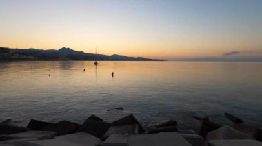 Malaga sahil şeridinde güzel bir gün doğumu Malageta plajı, Malaga, İspanya 'da zaman kavramı serisi.