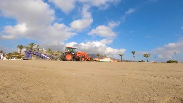Malaga Spanyolország 2023 Július Traktor Homokot Tisztít Spanyolországi Malagában 2023 — Stock videók