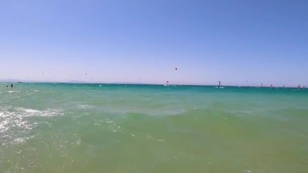Tarifa Spanya Haziran 2023 Valdevaqueros Plajında Uçurtma Uçurma Gibraltar Boğazı — Stok video