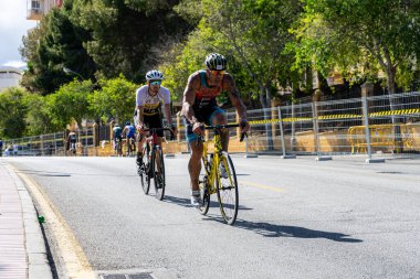 BENALMADENA, İspanya - 13 Mayıs 2023: İspanya 'nın Benalmadena kentindeki Costa del Sol caddelerinde bisiklet yarışları