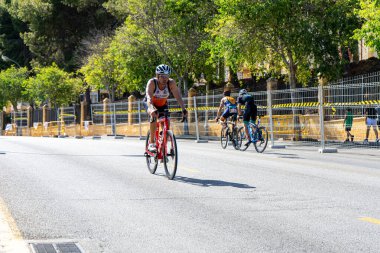 BENALMADENA, İspanya - 13 Mayıs 2023: İspanya 'nın Benalmadena kentindeki Costa del Sol caddelerinde bisiklet yarışları