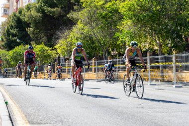 BENALMADENA, İspanya - 13 Mayıs 2023: İspanya 'nın Benalmadena kentindeki Costa del Sol caddelerinde bisiklet yarışları