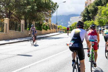 BENALMADENA, İspanya - 13 Mayıs 2023: İspanya 'nın Benalmadena kentindeki Costa del Sol caddelerinde bisiklet yarışları