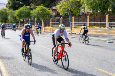 BENALMADENA, İspanya - 13 Mayıs 2023: İspanya 'nın Benalmadena kentindeki Costa del Sol caddelerinde bisiklet yarışları