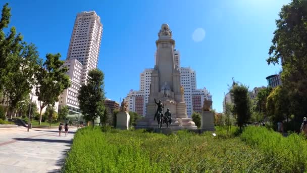 Мадрид Испания Июля 2023 Года Каменная Скульптура Мигеля Сервантеса Бронзовые — стоковое видео
