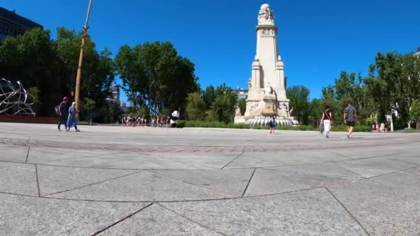 マドリード スパイスン ジュルリー 2023 スペインのマドリードのスペインの広場のセルバンテス記念碑の北東側 2023 — ストック動画
