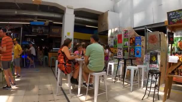 マドリード スパイス July 2023 フェルナンドマーケット メルカドデサンフェルナンド 2023 スペインのマドリードの地元の人々の間で人気の市場 — ストック動画