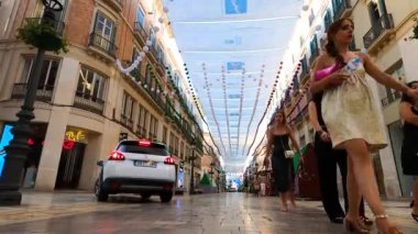 MALAGA, İspanya - 13 Ağustos 2023: 13 Ağustos 2023 'te İspanya' nın Malaga kentindeki Larios Caddesi 'nin başındaki Feria Kapısı