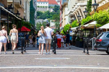 BUDAPEST, HUNGARY - 7 Temmuz 2023: 7 Temmuz 2023 tarihinde Macaristan 'ın Budapeşte kentindeki ilk Macaristan Kralı Stephen' ın anısına St. Stephen Bazilikası 'na doğru yolda yürümek
