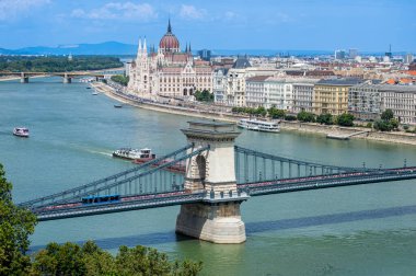 BUDAPEST, HUNGARY - 7 Temmuz 2023 Tuna Nehri 'nin doğu yakası, Macaristan parlamentosu 7 Temmuz 2023