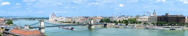Budapest Hungria Julho 2023 Margem Leste Rio Danúbio Parlamento Húngaro — Fotografia de Stock