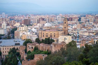 MALAGA, İspanya - 17 Temmuz 2023 'te İspanya' nın Malaga kentinde bulutlu bir yaz gününde Malaga 'nın panoramik hava manzarası