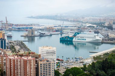 MALAGA, İspanya - 17 Temmuz 2023 'te İspanya' nın Malaga kentinde bulutlu bir yaz gününde Malaga 'nın panoramik hava manzarası