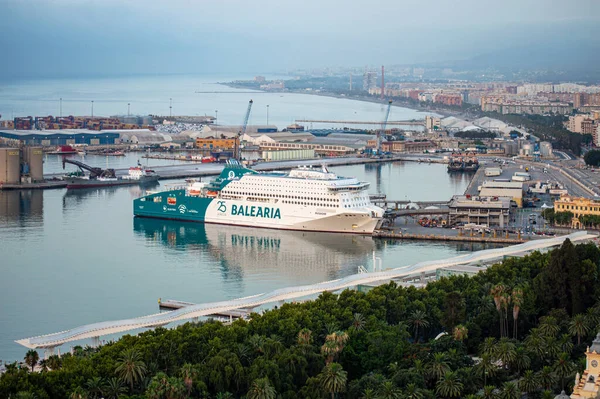 MALAGA, İspanya - 17 Temmuz 2023 'te İspanya' nın Malaga kentinde bulutlu bir yaz gününde Malaga 'nın panoramik hava manzarası