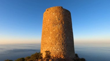 Akdeniz üzerinde gün doğumu. Tarihsel Torre Vigia De Cerro Gordo. Yağmacı korsanlara dikkat eden bir gözetleme kulesi. La Herradura, Andulasia, Güney İspanya