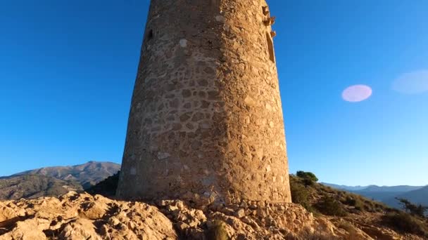 地中海上に日の出 歴史的なトレヴィア ゴルドは 海賊を探している時計塔です Herradura アンドラシア 南スペイン — ストック動画