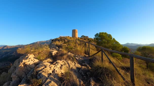 Auringonnousu Välimeren Yllä Historiallinen Torre Vigia Cerro Gordo Vartiotorni Joka — kuvapankkivideo
