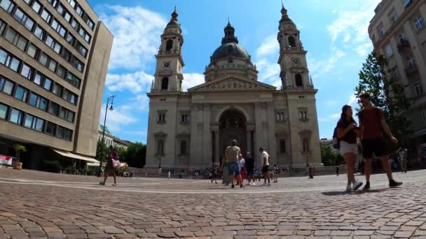 ハンガリーのブダペスト 2023年7月7日 ハンガリーのブダペストで最初のハンガリー王スティーブンを記念して 聖シュテファン大聖堂 ローマ大聖堂 2023年7月7日 — ストック動画