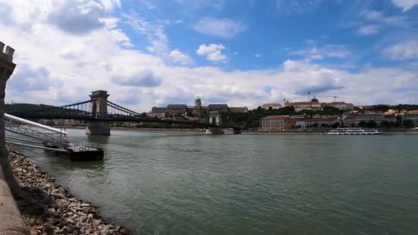 2023年7月7日 匈牙利布达佩斯 多瑙河西岸 皇家城堡和渔民堡垒 阳光明媚的夏日 白云密布 — 图库视频影像