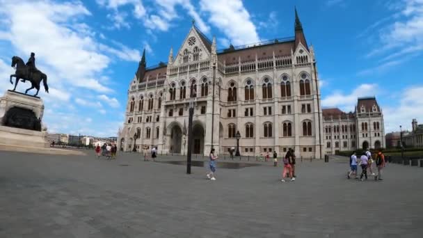 ハンガリーのブダペスト 2023年7月7日 昼間のハンガリー議会 ブダペスト ハンガリーの首都で最も美しい建物の一つ 2023年7月7日ハンガリー ブダペスト — ストック動画