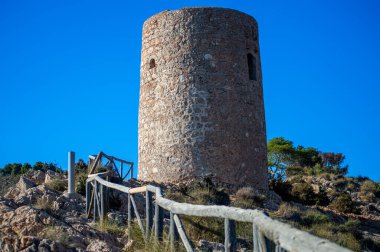 Akdeniz kıyı manzarası. Tarihsel Torre Vigia De Cerro Gordo. Yağmacı korsanlara dikkat eden bir gözetleme kulesi. La Herradura, Andulasia, Güney İspanya