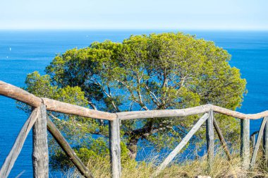 Torre Vigia De Cerro Gordo 'nun önündeki çit. Yağmacı korsanlara dikkat eden bir gözetleme kulesi. La Herradura, Andulasia, Güney İspanya