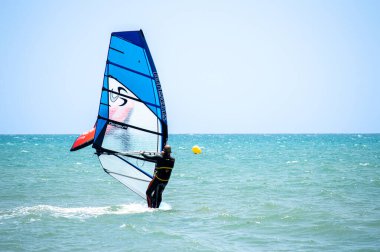 TORREMOLINOS, İspanya - 28 Mayıs 2023: Torremolinos, İspanya sahilindeki sörfçüler 28 Mayıs 2023